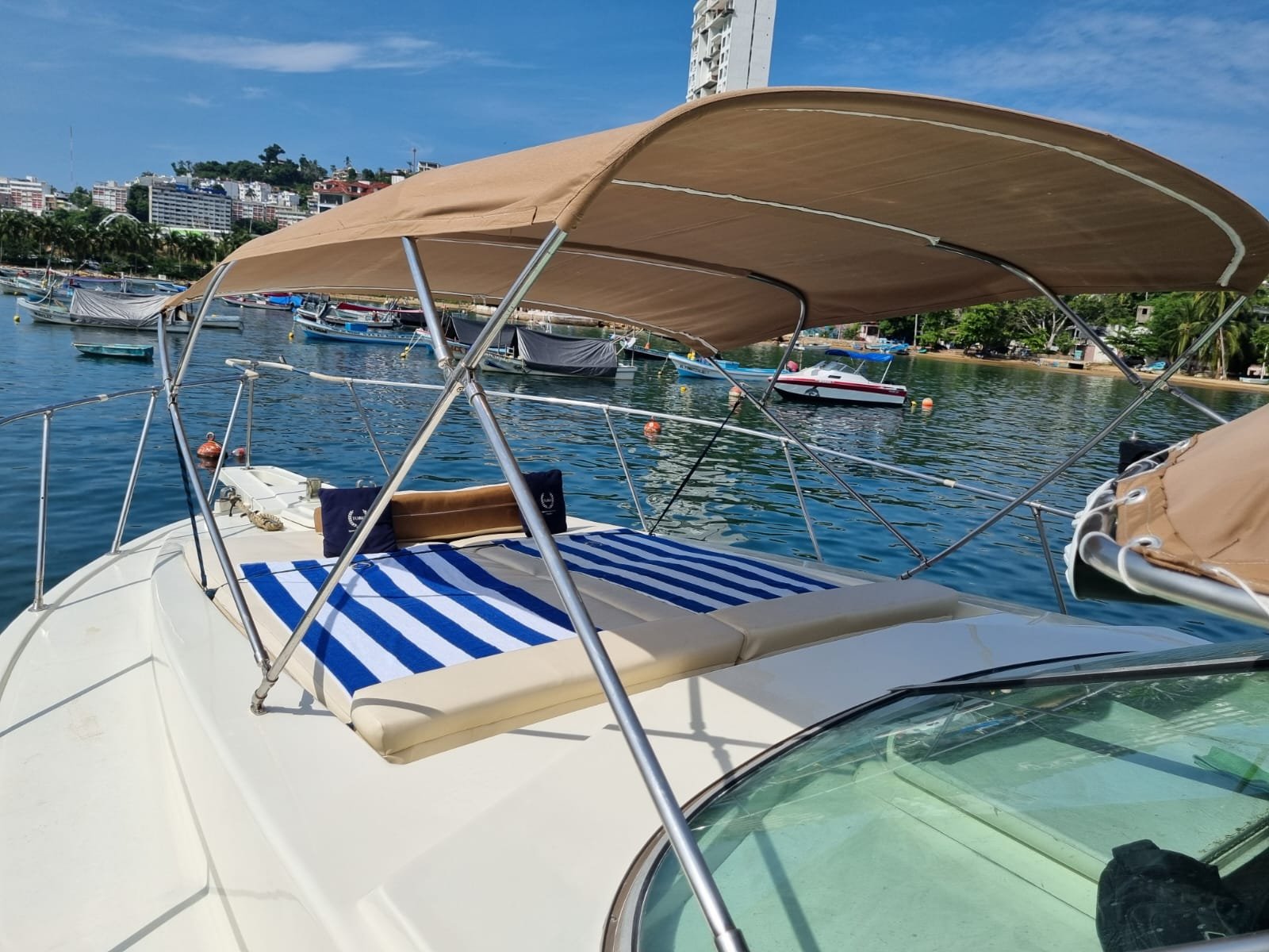 Yate fondeado cerca de la costa de Acapulco