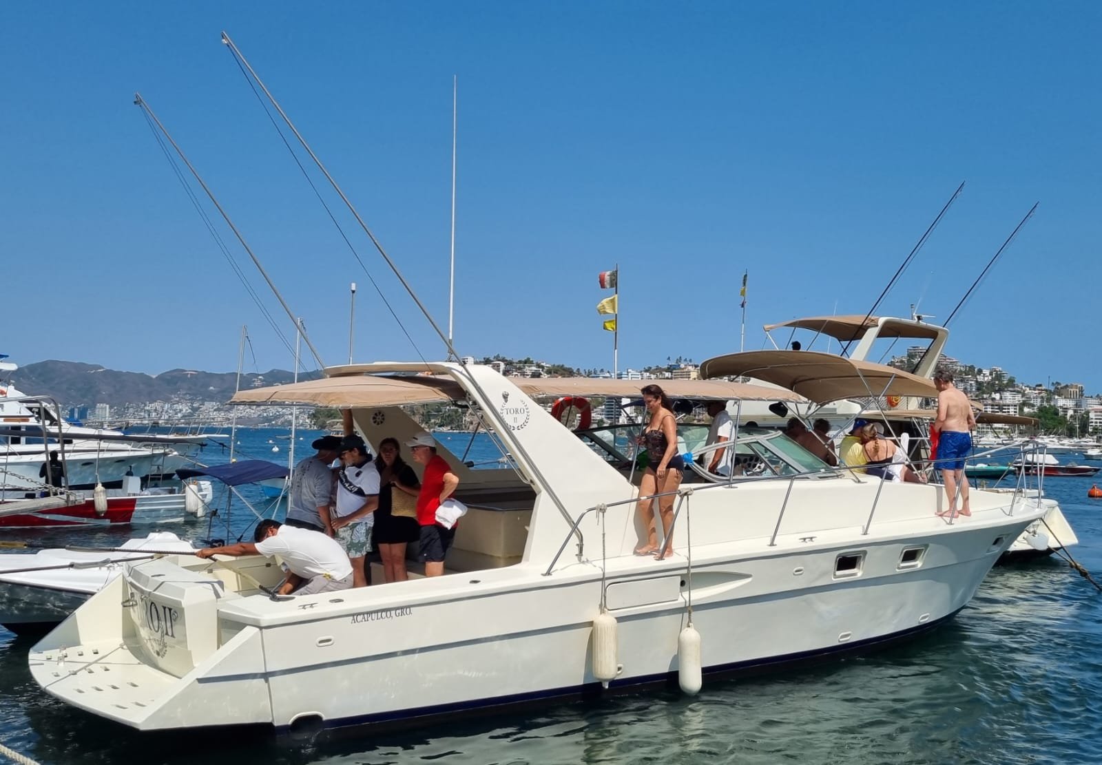 Interior del yate con área de descanso