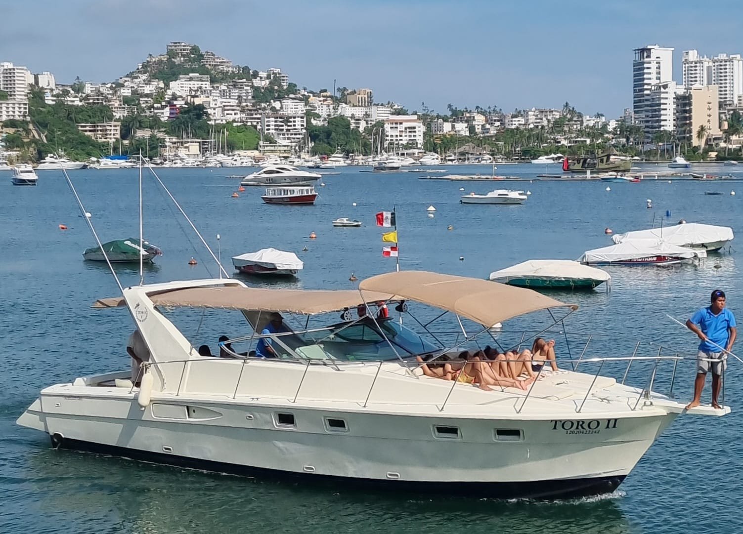 Yate en Acapulco durante el atardecer