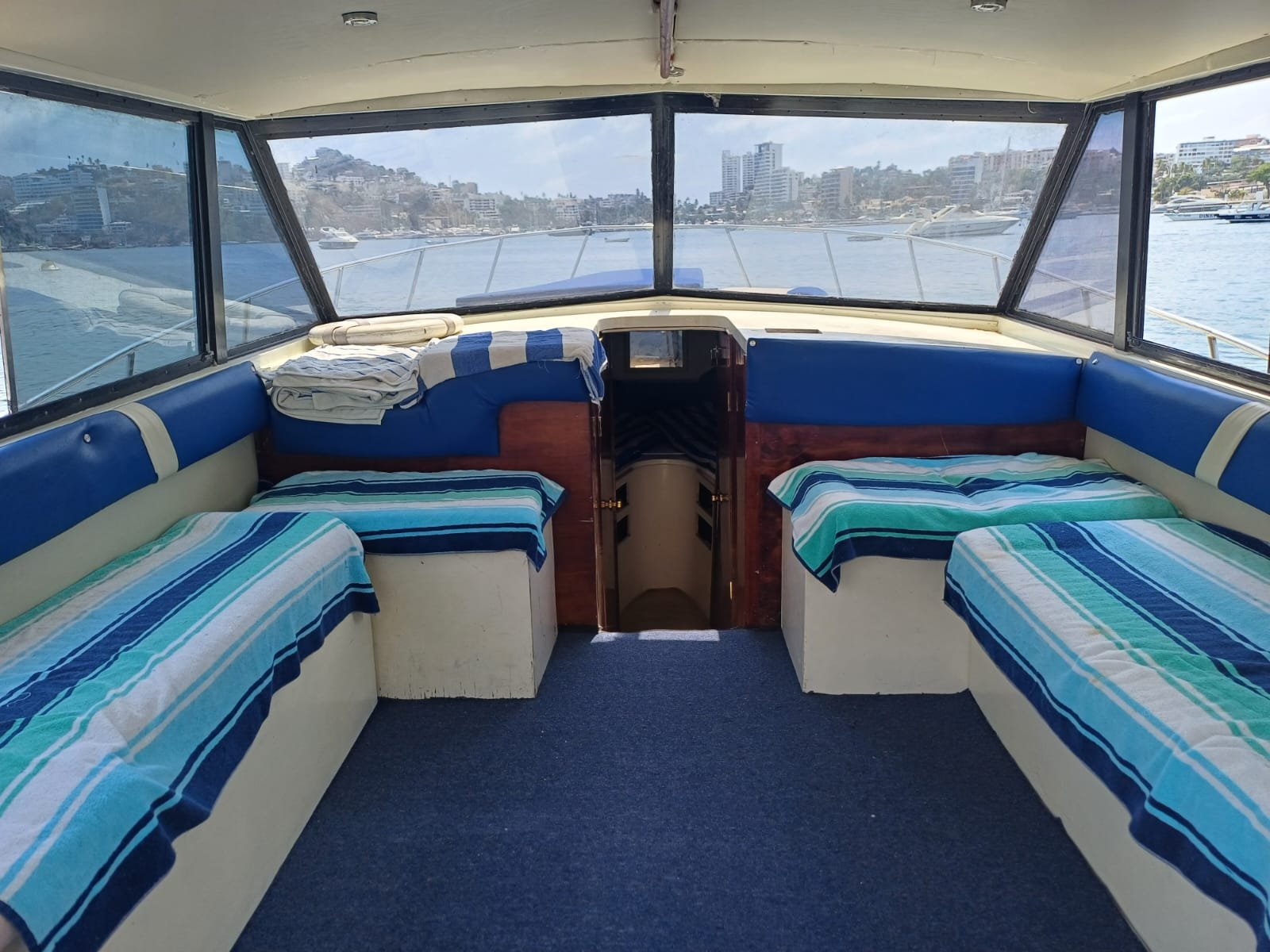 Yate Viva la Vida interior