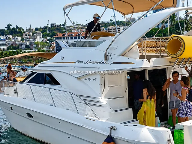 Grupo disfrutando el yate en Acapulco