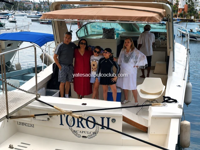 Clientes a bordo del yate — Yates Acapulco Club